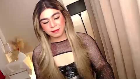 Snapshot of mikha_sensual chatting on October 23, 2025, 2:00 am Theresa Luna online show from October 23, 2025, 2:00 am