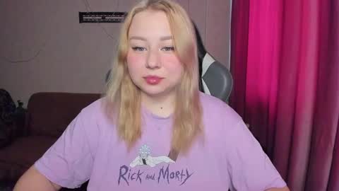 Snapshot of mila_foxxxy chatting on November 5, 2025, 8:36 am Mila shy sensual person online show from November 5, 2025, 8:36 am