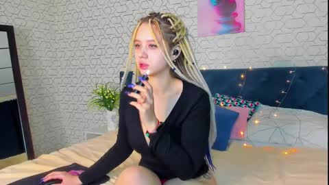Snapshot of mila_kinor chatting on January 5, 2025, 10:43 am mila_kinor online show from January 5, 2025, 10:43 am