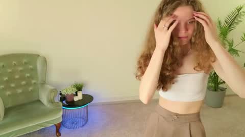 Snapshot of mila_stain chatting on May 22, 2026, 7:48 am Mila online show from May 22, 2026, 7:48 am