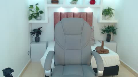 milaa_star online show from February 6, 2026, 4:17 am