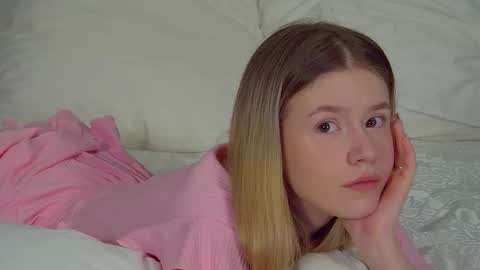 MilanaBalmain online show from November 30, 2025, 4:38 am