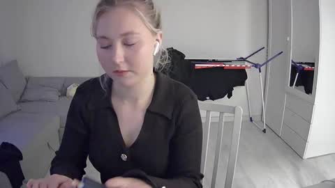 Milena new nonude shy blonde natural online show from May 9, 2026, 6:57 pm