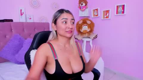 Antonella online show from April 10, 2026, 1:27 pm