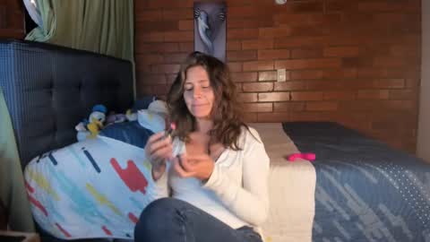 Snapshot of milf_darling chatting on January 21, 2025, 12:57 am Victoria  online show from January 21, 2025, 12:57 am