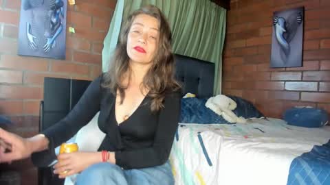 Snapshot of milf_darling chatting on February 8, 2025, 12:28 am Victoria  online show from February 8, 2025, 12:28 am