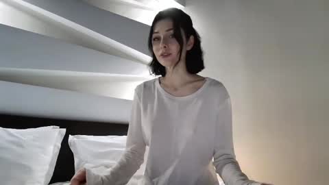 milla bella online show from April 9, 2026, 8:03 pm