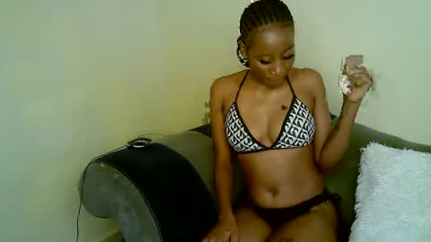 Snapshot of minieme001 chatting on February 21, 2026, 11:11 am minieme001 online show from February 21, 2026, 11:11 am