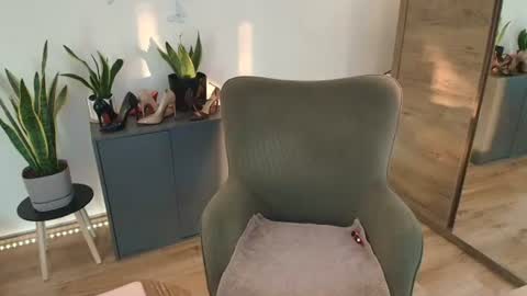 Snapshot of mirela_silver chatting on June 22, 2026, 3:19 am Mirela online show from June 22, 2026, 3:19 am