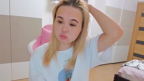 Snapshot of miss__selena chatting on February 8, 2025, 2:16 pm miss__selena online show from February 8, 2025, 2:16 pm