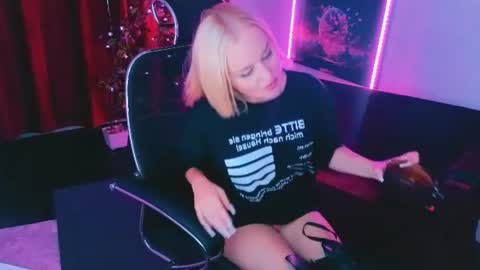 Snapshot of miss_alice_silver chatting on July 16, 2026, 6:25 pm miss_alice_silver online show from July 16, 2026, 6:25 pm