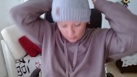 Miss Evoleth online show from December 1, 2025, 4:12 pm