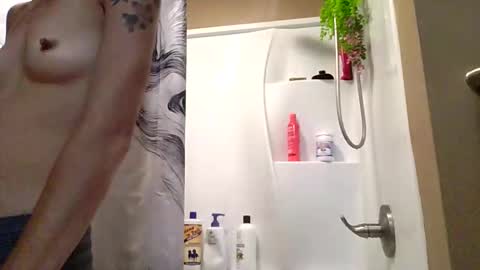 MissEeva online show from April 28, 2026, 6:13 pm