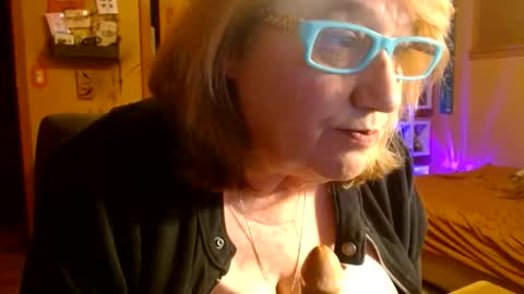 MissKittyFox online show from April 14, 2026, 5:02 am