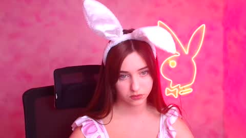 Mia online show from November 19, 2025, 6:52 pm