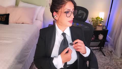 Mina online show from September 9, 2025, 3:28 am