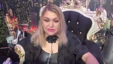 Snapshot of missqueent chatting on November 2, 2025, 11:29 pm QueenT online show from November 2, 2025, 11:29 pm