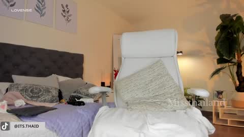 Fernanda Davila online show from January 22, 2025, 5:48 am