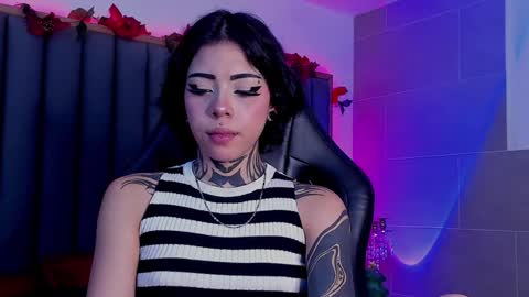 Snapshot of misstomie_ chatting on December 19, 2024, 12:56 pm Tomiehelp me get to 100 thumbs up online show from December 19, 2024, 12:56 pm