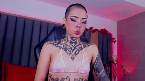 Snapshot of misstomie_ chatting on January 14, 2025, 4:18 pm Tomiehelp me get to 100 thumbs up online show from January 14, 2025, 4:18 pm