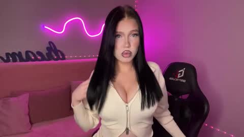 Mia online show from November 13, 2025, 10:25 am