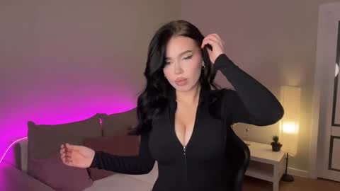 Mia online show from December 3, 2025, 8:07 pm