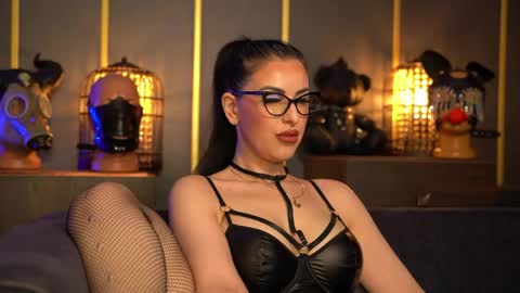 Snapshot of mistresskellykent chatting on May 1, 2026, 7:40 pm Mistress Kelly online show from May 1, 2026, 7:40 pm