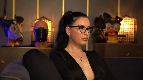Snapshot of mistresskellykent chatting on May 17, 2026, 9:33 pm Mistress Kelly online show from May 17, 2026, 9:33 pm