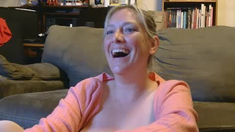 Snapshot of mistymountains96 chatting on June 15, 2026, 2:47 am Misty Mountains online show from June 15, 2026, 2:47 am