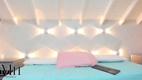 mizzhell_ online show from October 1, 2025, 12:44 pm