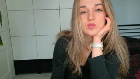 mmminnie online show from April 7, 2026, 1:44 pm