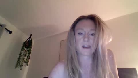 mockingbirds91 online show from May 10, 2026, 4:06 am