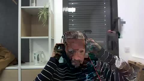 Snapshot of moi9876543210 chatting on January 28, 2025, 10:56 am Julien online show from January 28, 2025, 10:56 am