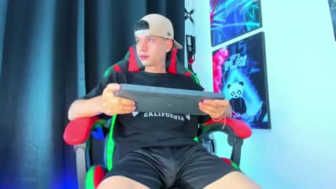 moises_23cm online show from January 13, 2025, 4:28 am