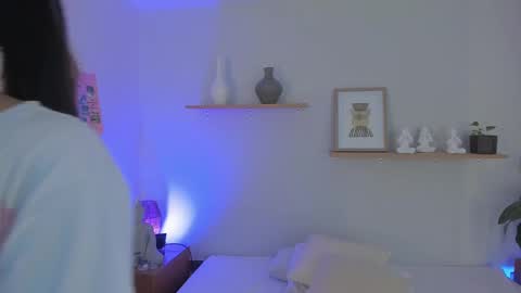 M o L l i E  online show from March 3, 2025, 12:16 pm