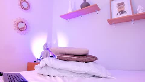 M o L l i E  online show from March 6, 2025, 3:24 pm