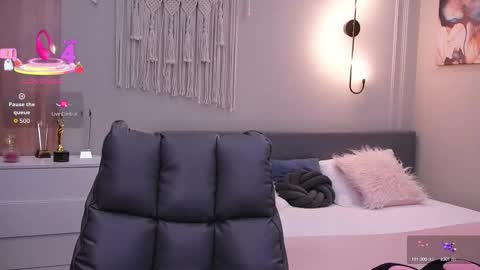 Molly online show from September 19, 2025, 1:07 am