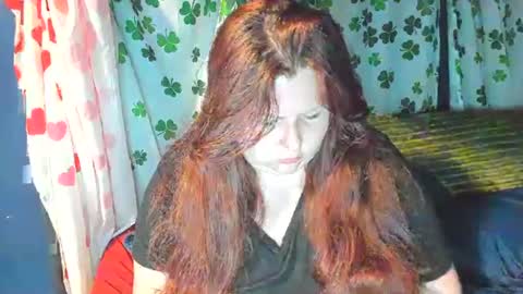 Snapshot of molly_moons chatting on June 27, 2026, 1:32 am molly_moons online show from June 27, 2026, 1:32 am
