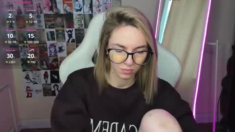 Snapshot of mollydevonn chatting on October 5, 2025, 1:37 am Molly online show from October 5, 2025, 1:37 am