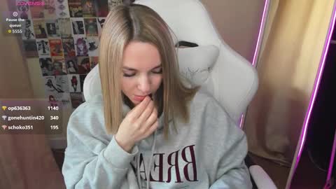 Snapshot of mollydevonn chatting on October 19, 2025, 8:15 am Molly online show from October 19, 2025, 8:15 am