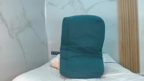  MOLLY  GUNSG online show from October 5, 2025, 6:06 pm