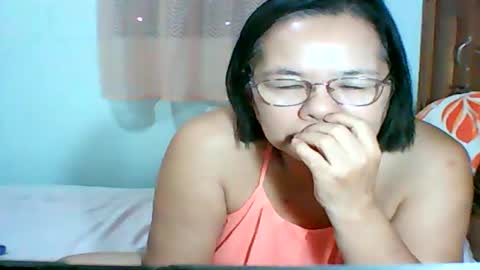 Snapshot of mombastic55 chatting on May 23, 2026, 10:14 pm mombastic55 online show from May 23, 2026, 10:14 pm