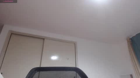 Snapshot of mommyissuess_ chatting on October 13, 2025, 10:48 am Daphne  online show from October 13, 2025, 10:48 am