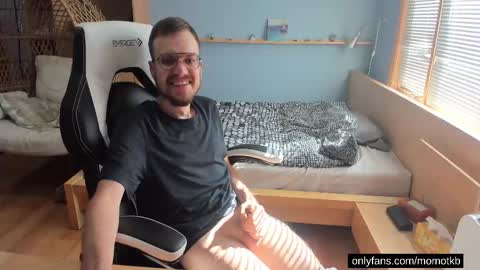 Snapshot of momotkb chatting on September 22, 2025, 7:27 pm momotkb online show from September 22, 2025, 7:27 pm