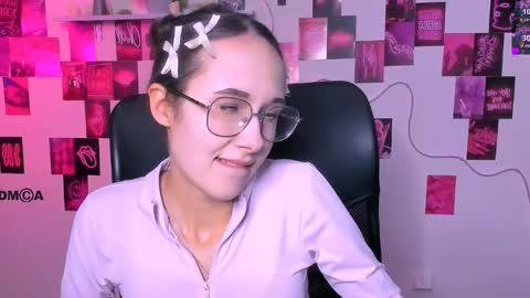 Snapshot of mona_cloud chatting on May 2, 2026, 7:52 pm Mona online show from May 2, 2026, 7:52 pm