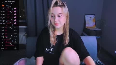 Snapshot of monalauu chatting on February 4, 2026, 10:58 pm online show from February 4, 2026, 10:58 pm