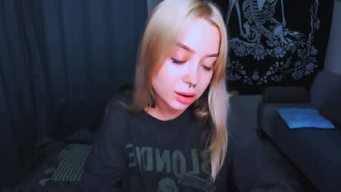 Snapshot of monalauu chatting on May 27, 2026, 10:34 am online show from May 27, 2026, 10:34 am