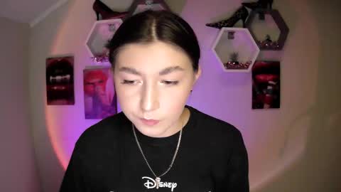 sweet girl and shine body online show from September 22, 2025, 12:07 pm