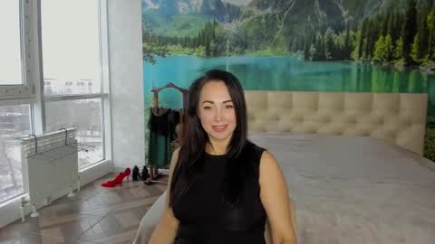 monica_weisss online show from January 3, 2025, 11:57 am