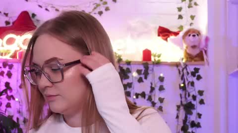 Snapshot of monicaasis chatting on May 30, 2026, 6:27 pm monicaasis online show from May 30, 2026, 6:27 pm